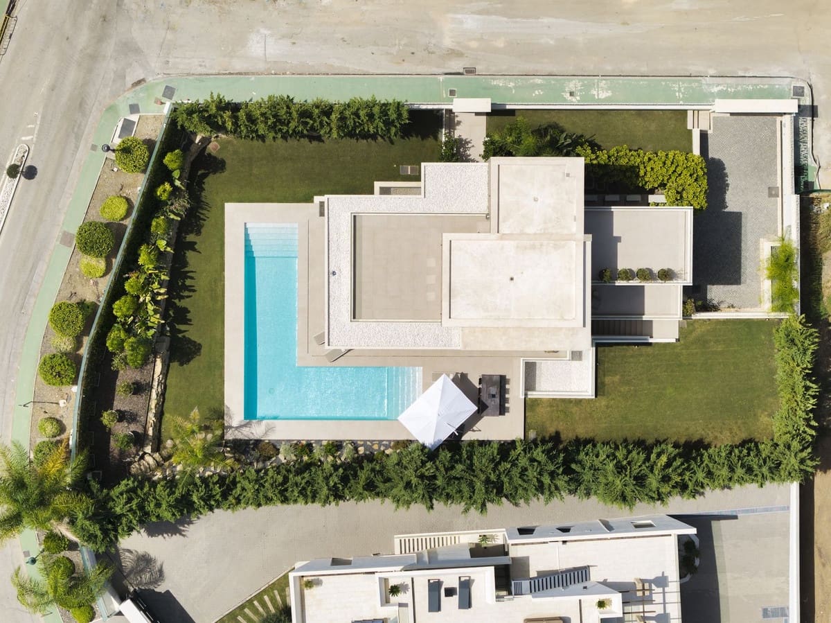 4 makuuhuone Huvila myytävänä paikassa Marbella mukana uima-altaan 
autotalli - 3 950 000 € (Ref: 9509580)