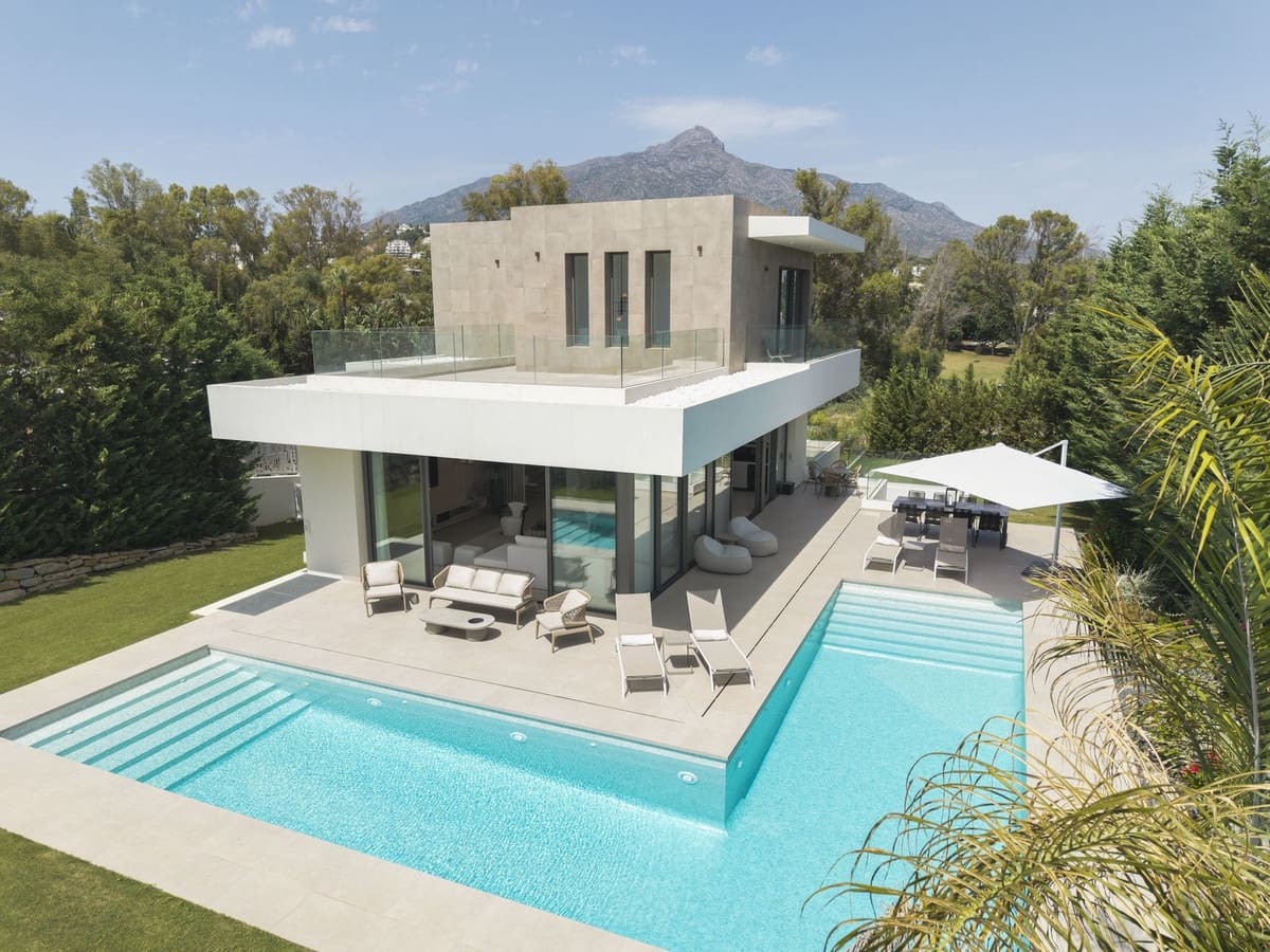 4 makuuhuone Huvila myytävänä paikassa Marbella mukana uima-altaan 
autotalli - 3 950 000 € (Ref: 9509580)