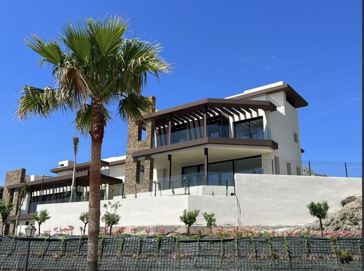 4 soveværelse Semi-Rækkehus til salg i Benahavis med swimmingpool garage - € 1.850.000 (Ref: 9509583)