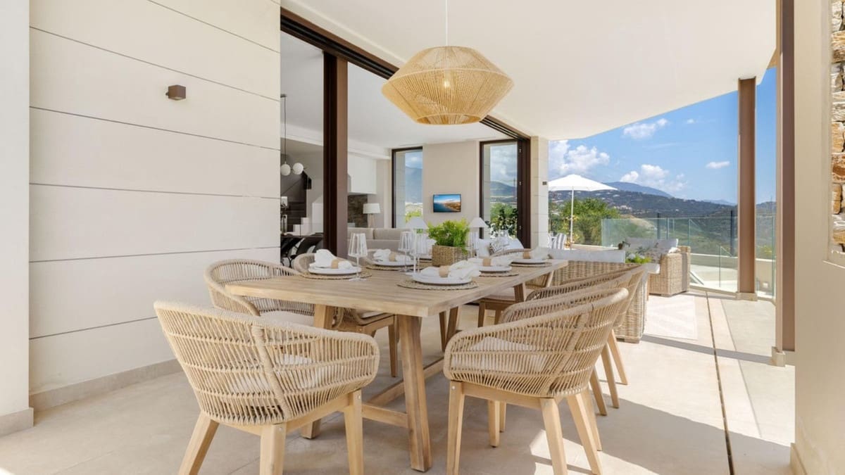 4 bedroom Semi-detached Villa for sale in Benahavis with pool garage - € 1,850,000 (Ref: 9509583)