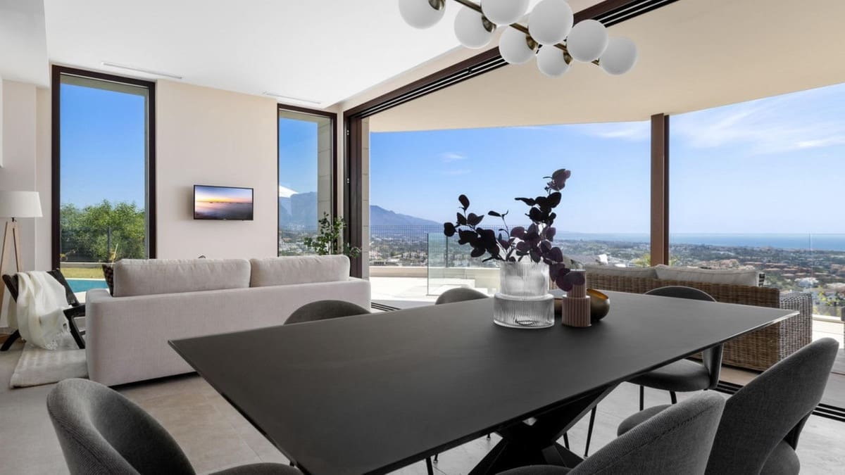 4 bedroom Semi-detached Villa for sale in Benahavis with pool garage - € 1,850,000 (Ref: 9509583)