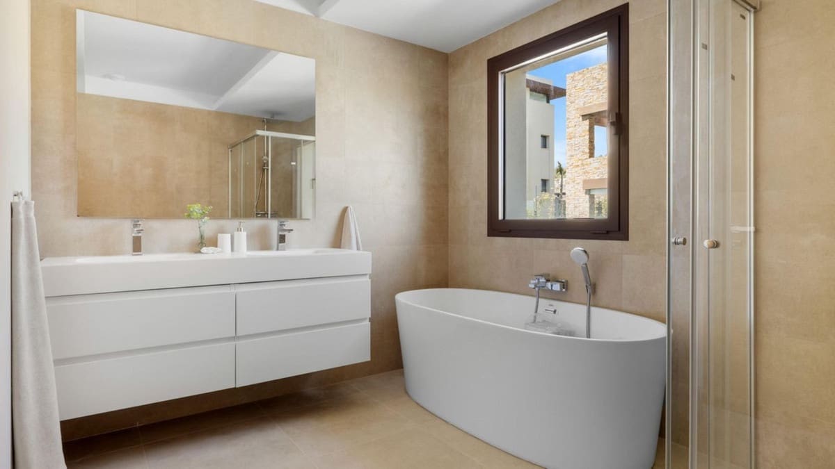 4 bedroom Semi-detached Villa for sale in Benahavis with pool garage - € 1,850,000 (Ref: 9509583)