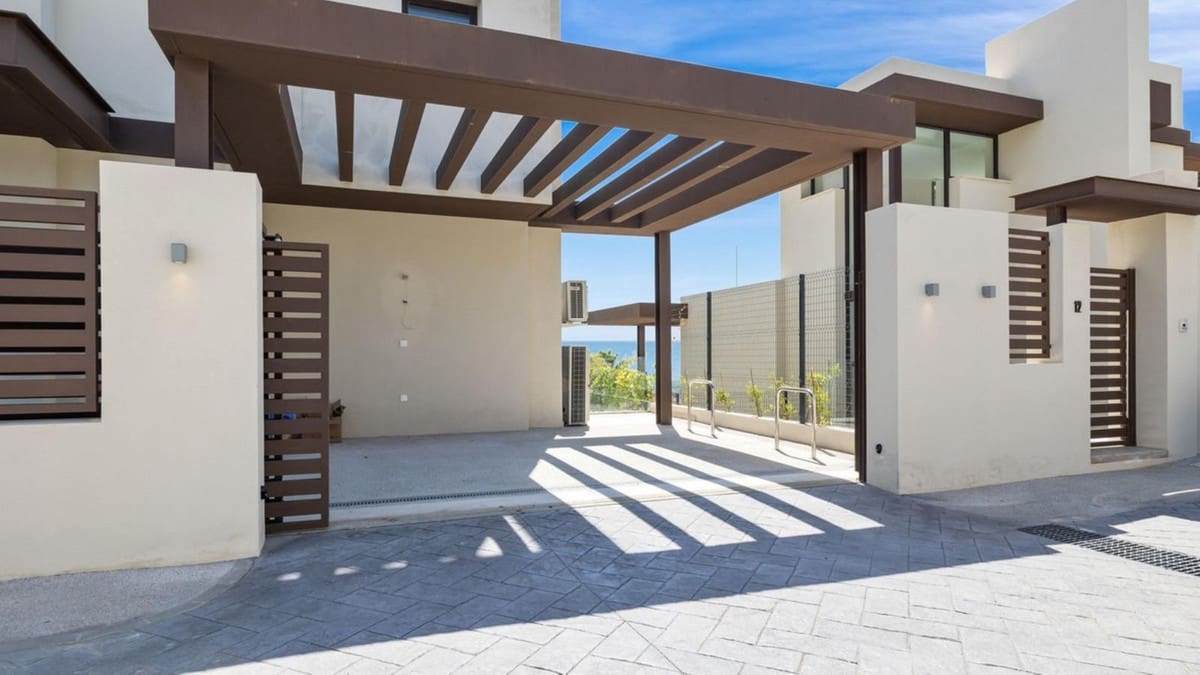 4 bedroom Semi-detached Villa for sale in Benahavis with pool garage - € 1,850,000 (Ref: 9509583)