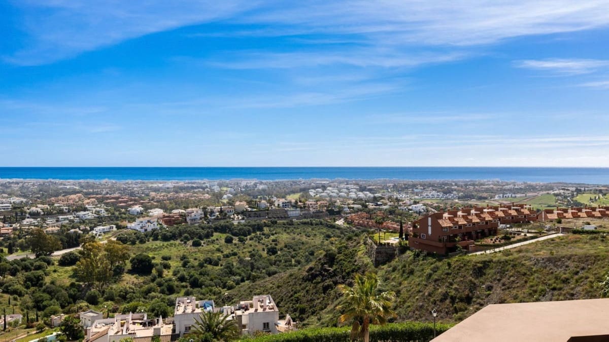 4 bedroom Semi-detached Villa for sale in Benahavis with pool garage - € 1,850,000 (Ref: 9509583)