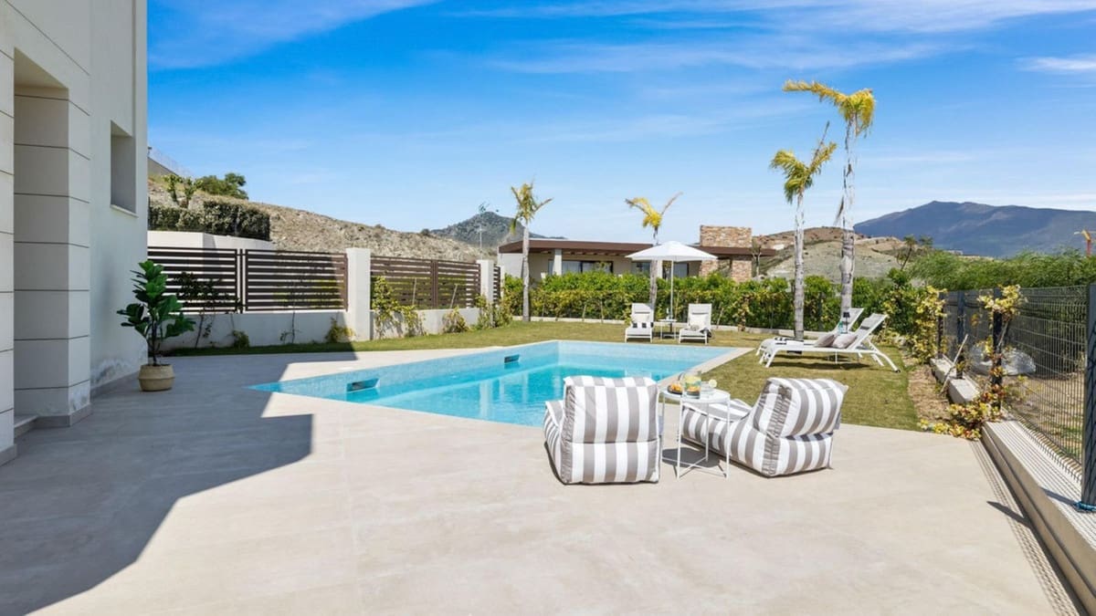 4 bedroom Semi-detached Villa for sale in Benahavis with pool garage - € 1,850,000 (Ref: 9509583)