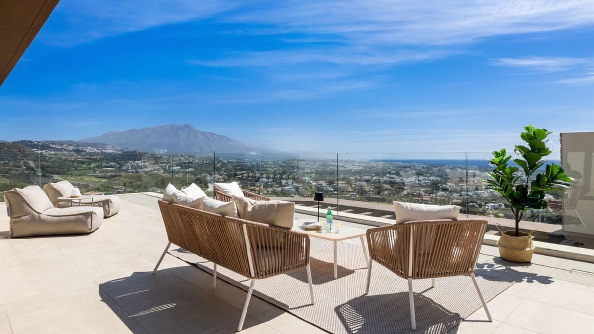 4 bedroom Semi-detached Villa for sale in Benahavis with pool garage - € 1,850,000 (Ref: 9509583)