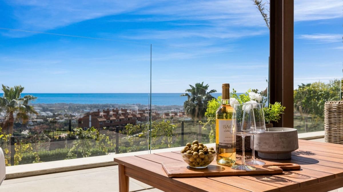 4 bedroom Semi-detached Villa for sale in Benahavis with pool garage - € 1,850,000 (Ref: 9509583)