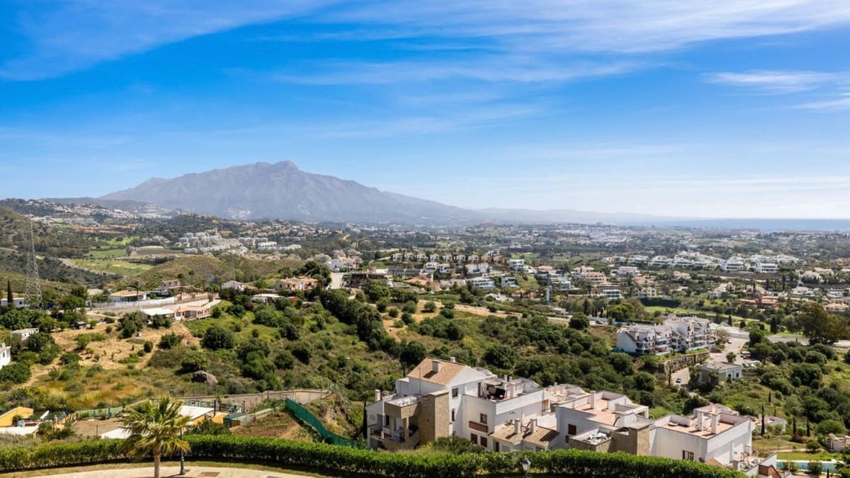 4 bedroom Semi-detached Villa for sale in Benahavis with pool garage - € 1,850,000 (Ref: 9509583)