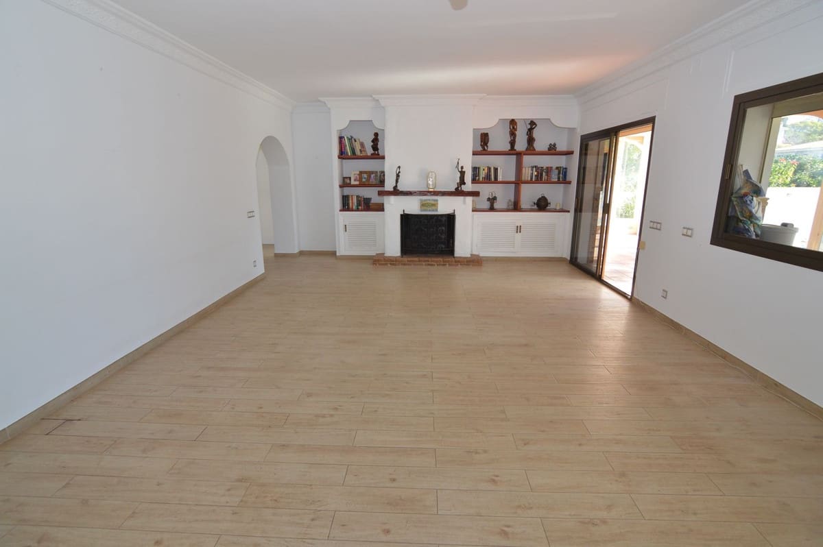 5 slaapkamer Villa te koop in Marbella met zwembad garage - € 1.250.000 (Ref: 9509587)