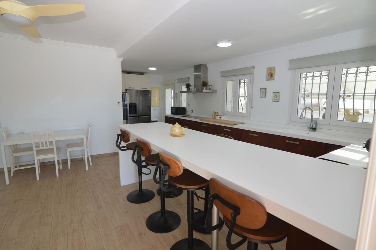 5 slaapkamer Villa te koop in Marbella met zwembad garage - € 1.250.000 (Ref: 9509587)