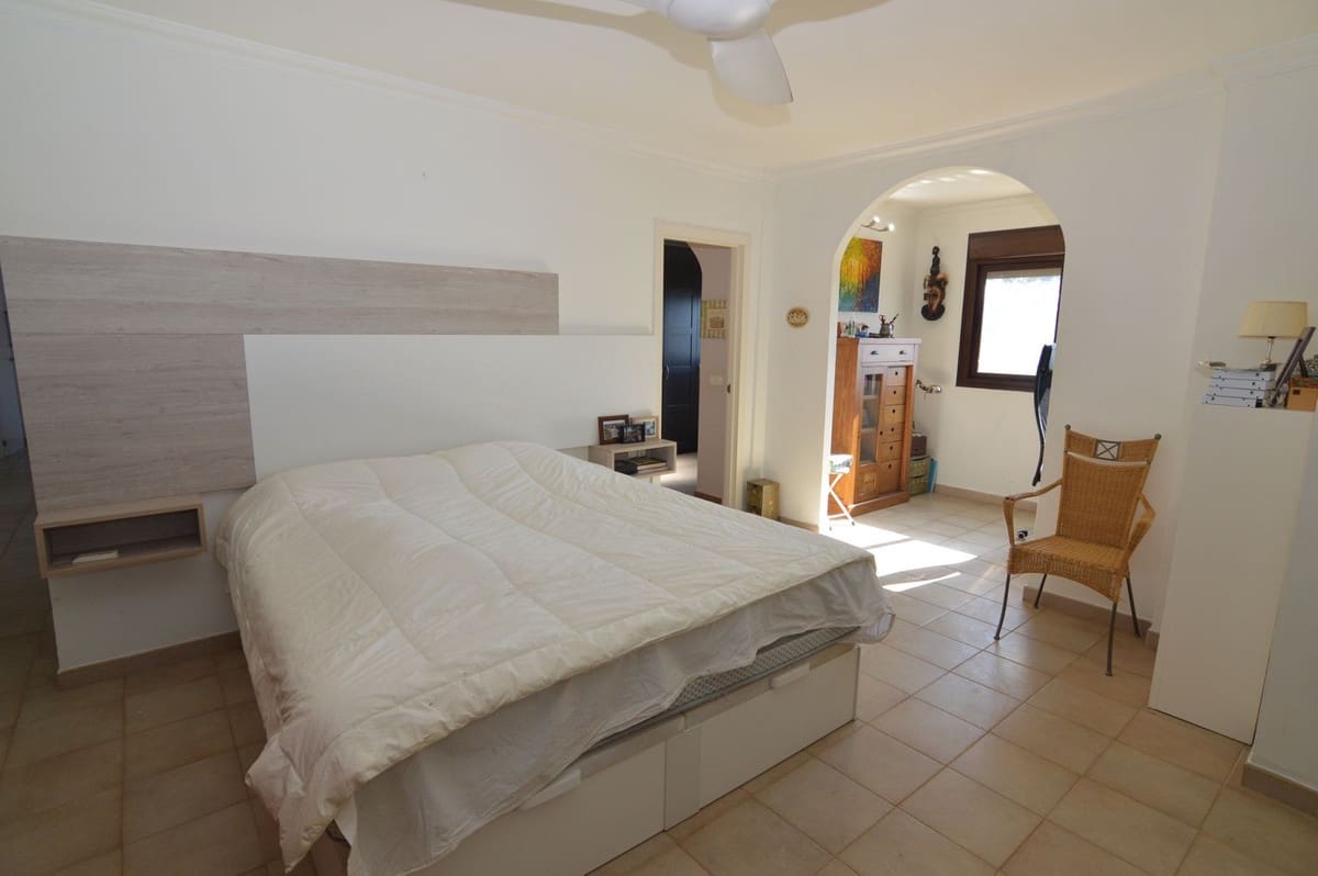 5 slaapkamer Villa te koop in Marbella met zwembad garage - € 1.250.000 (Ref: 9509587)