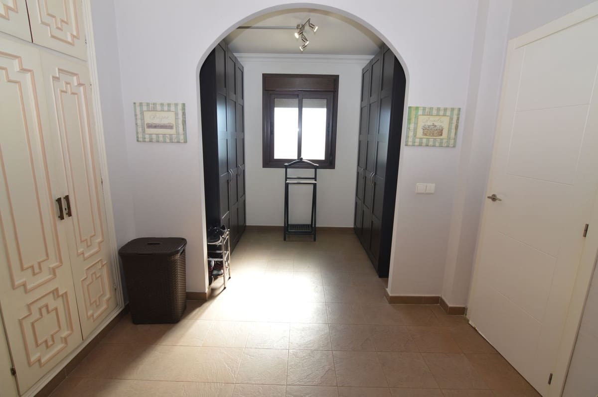 5 slaapkamer Villa te koop in Marbella met zwembad garage - € 1.250.000 (Ref: 9509587)