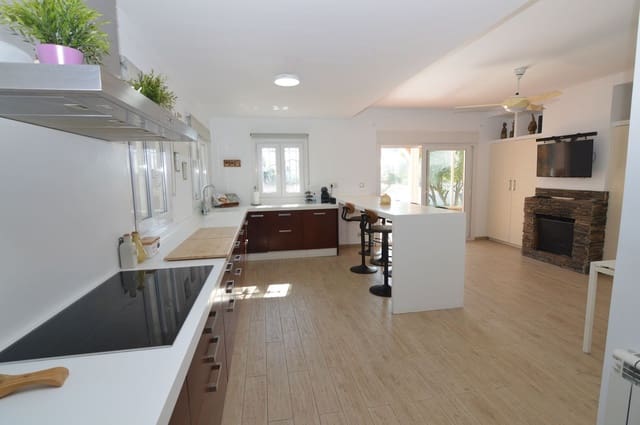 5 makuuhuone Huvila myytävänä paikassa Marbella mukana uima-altaan 
autotalli - 1 250 000 € (Ref: 9509587)