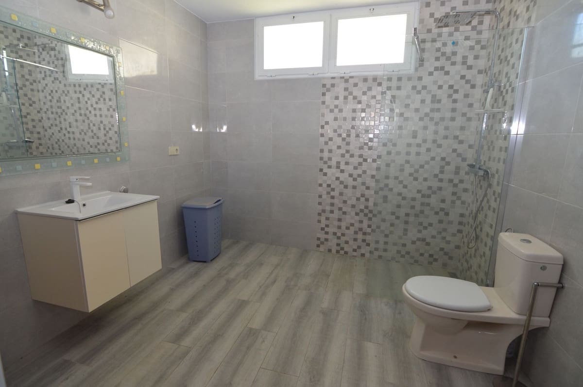 5 slaapkamer Villa te koop in Marbella met zwembad garage - € 1.250.000 (Ref: 9509587)