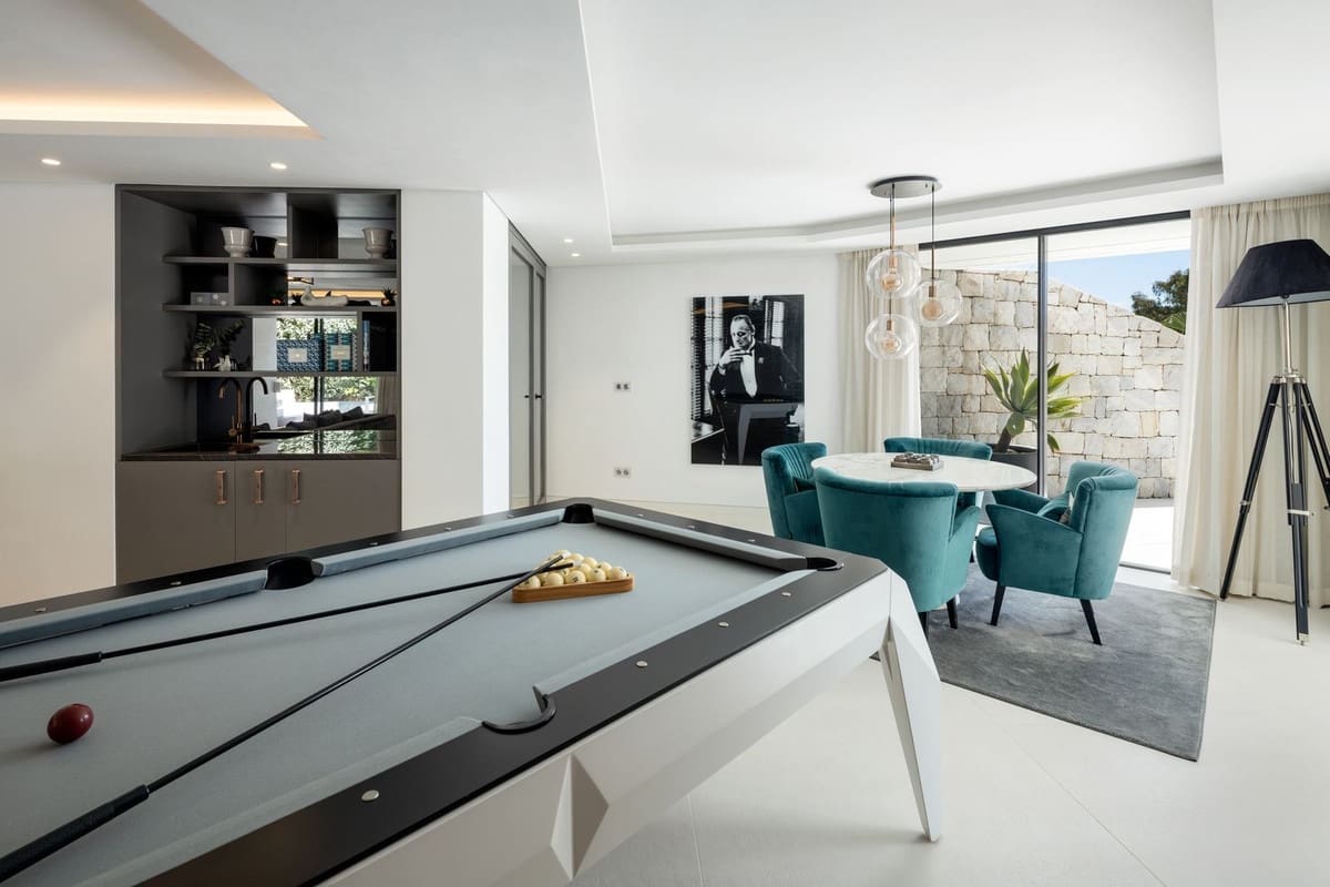 5 bedroom Villa for sale in Benahavis with pool garage - € 5,895,000 (Ref: 9509588)