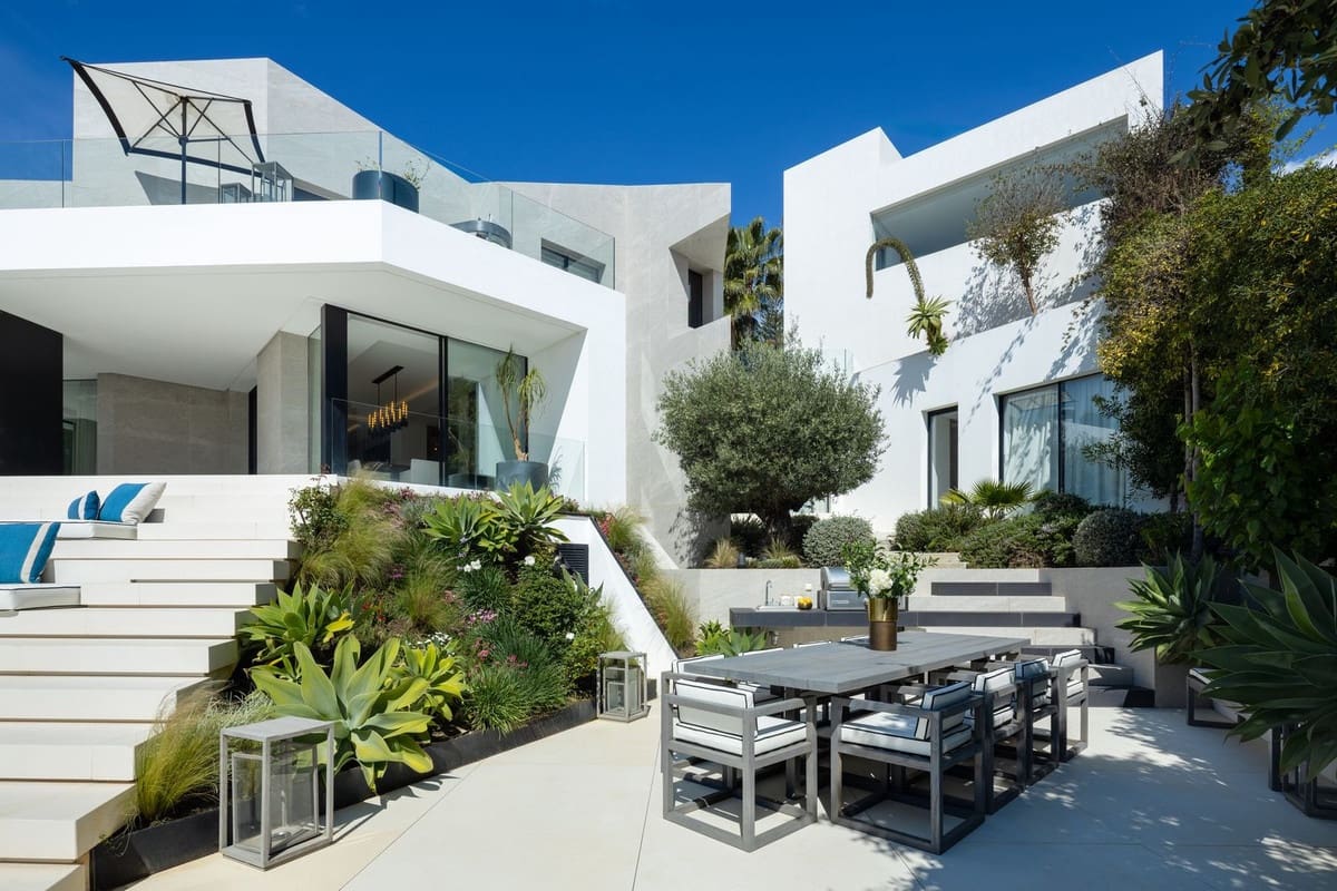 5 bedroom Villa for sale in Benahavis with pool garage - € 5,895,000 (Ref: 9509588)