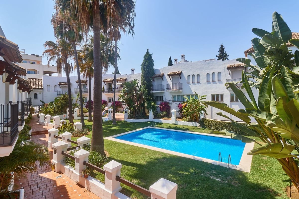 3 sypialnia Dom na sprzedaż w Marbella z basenem garażem - 1 575 000 € (Ref: 9509592)