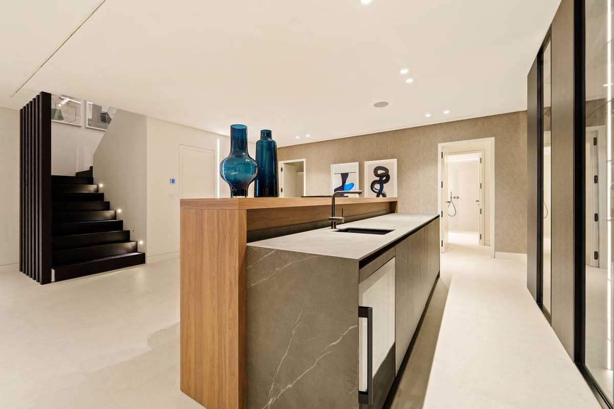 6 bedroom Villa for sale in La Quinta with pool garage - € 7,450,000 (Ref: 9509602)