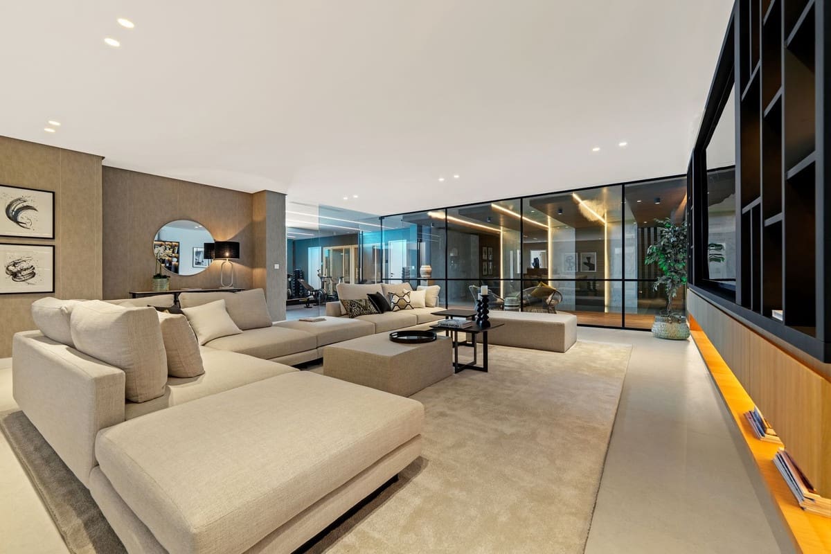 6 bedroom Villa for sale in La Quinta with pool garage - € 7,450,000 (Ref: 9509602)