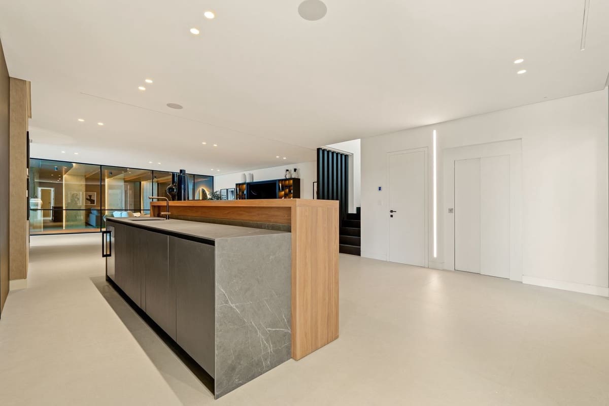 6 bedroom Villa for sale in La Quinta with pool garage - € 7,450,000 (Ref: 9509602)