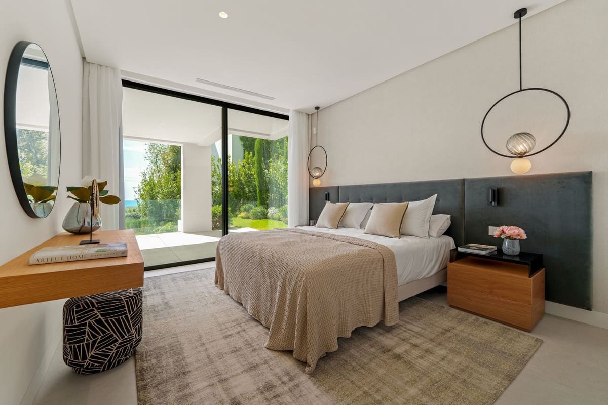 6 bedroom Villa for sale in La Quinta with pool garage - € 7,450,000 (Ref: 9509602)