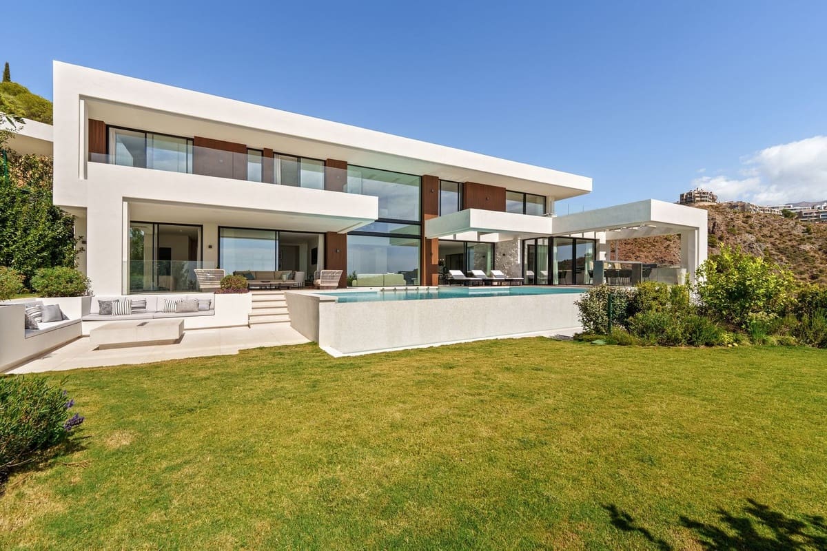 6 bedroom Villa for sale in La Quinta with pool garage - € 7,450,000 (Ref: 9509602)