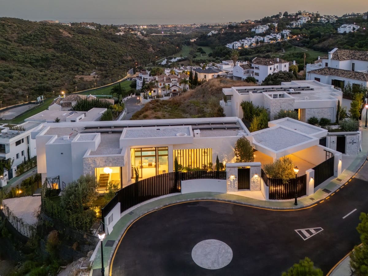 6 bedroom Villa for sale in La Quinta with pool garage - € 7,450,000 (Ref: 9509602)