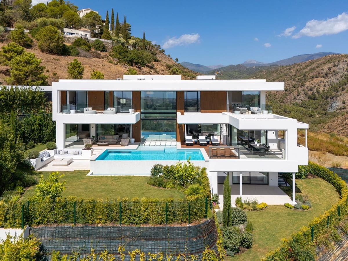 6 bedroom Villa for sale in La Quinta with pool garage - € 7,450,000 (Ref: 9509602)