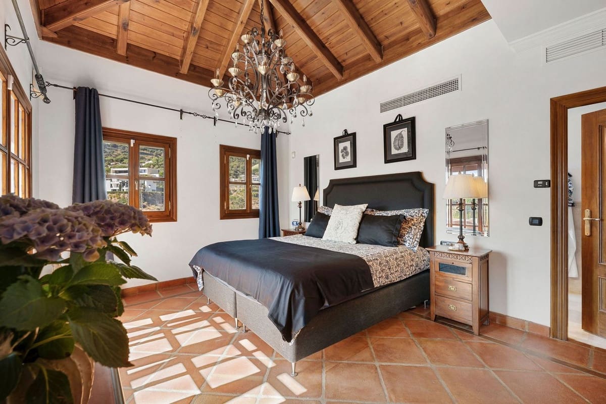 4 bedroom Villa for sale in Benahavis with pool garage - € 4,500,000 (Ref: 9509605)