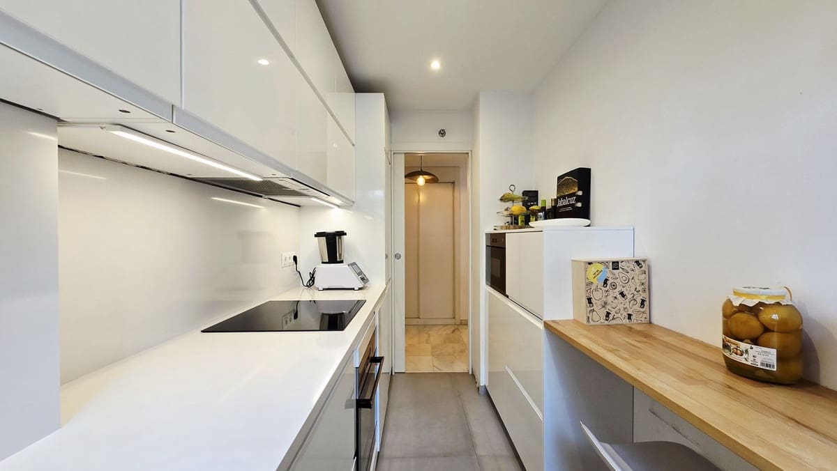 2 soverom Leilighet til salgs i Nueva Andalucia med svømmebasseng - € 385 000 (Ref: 9509609)