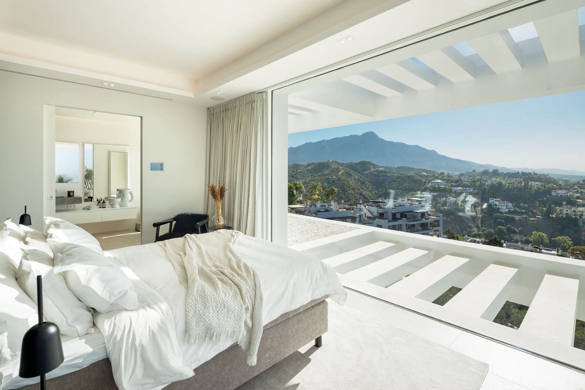 6 bedroom Villa for sale in La Quinta with pool garage - € 6,950,000 (Ref: 9509615)