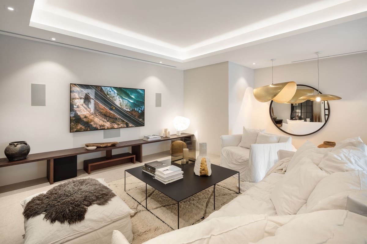 6 bedroom Villa for sale in La Quinta with pool garage - € 6,950,000 (Ref: 9509615)