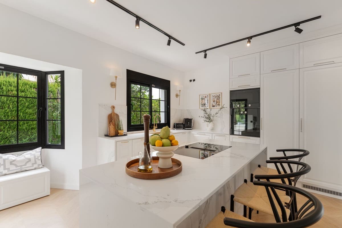 6 bedroom Villa for sale in Estepona with pool garage - € 2,895,000 (Ref: 9509618)