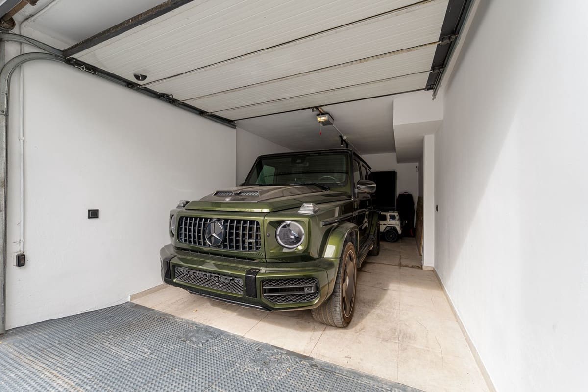 6 bedroom Villa for sale in Estepona with pool garage - € 2,895,000 (Ref: 9509618)