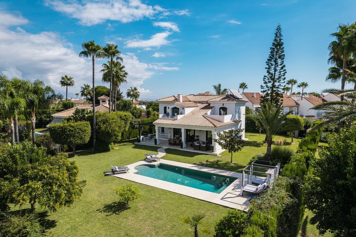 6 bedroom Villa for sale in Estepona with pool garage - € 2,895,000 (Ref: 9509618)