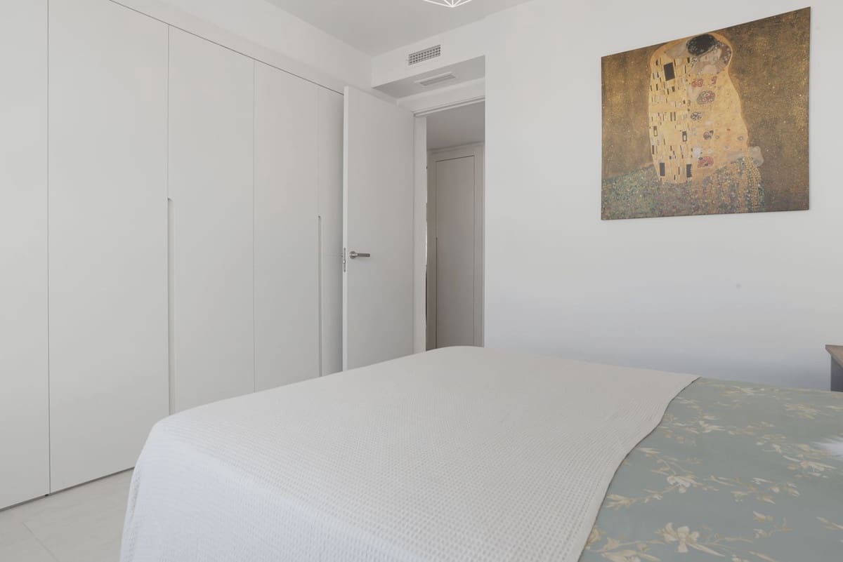 Ático de 2 habitaciones en Estepona en venta con piscina garaje - 585.000 € (Ref: 9509619)