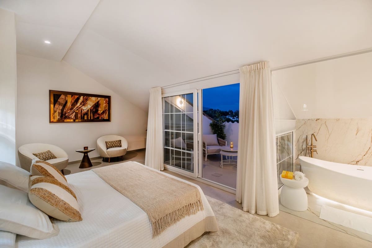 5 chambre Penthouse à vendre à Nueva Andalucia avec piscine - 1 995 000 € (Ref: 9509623)