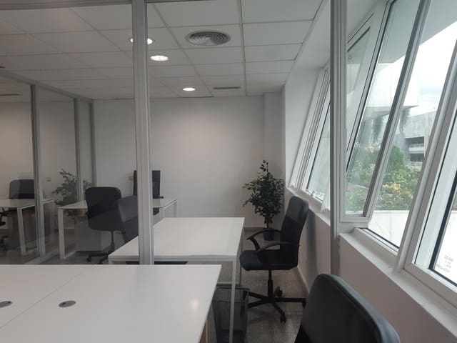 Office for sale in Puerto Banus, Marbella with garage - € 420,000 (Ref: 9509625)