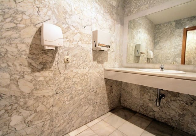 Kontor til salgs i Puerto Banus, Marbella med garasje - € 420 000 (Ref: 9509625)