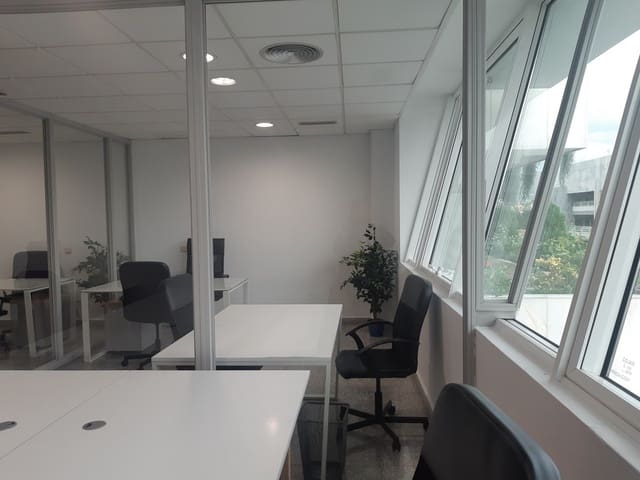 Kantoor te koop in Puerto Banus, Marbella met garage - € 420.000 (Ref: 9509625)