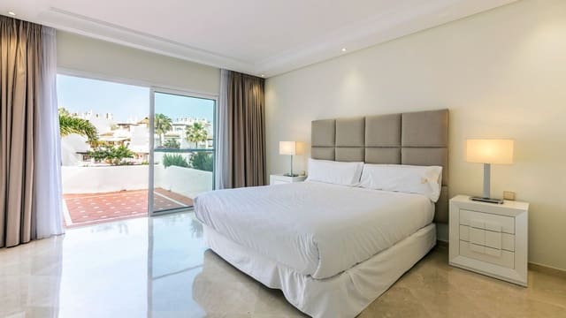 3 soverom Penthouse til salgs i Puerto Banus, Marbella med svømmebasseng - € 2 100 000 (Ref: 9509630)