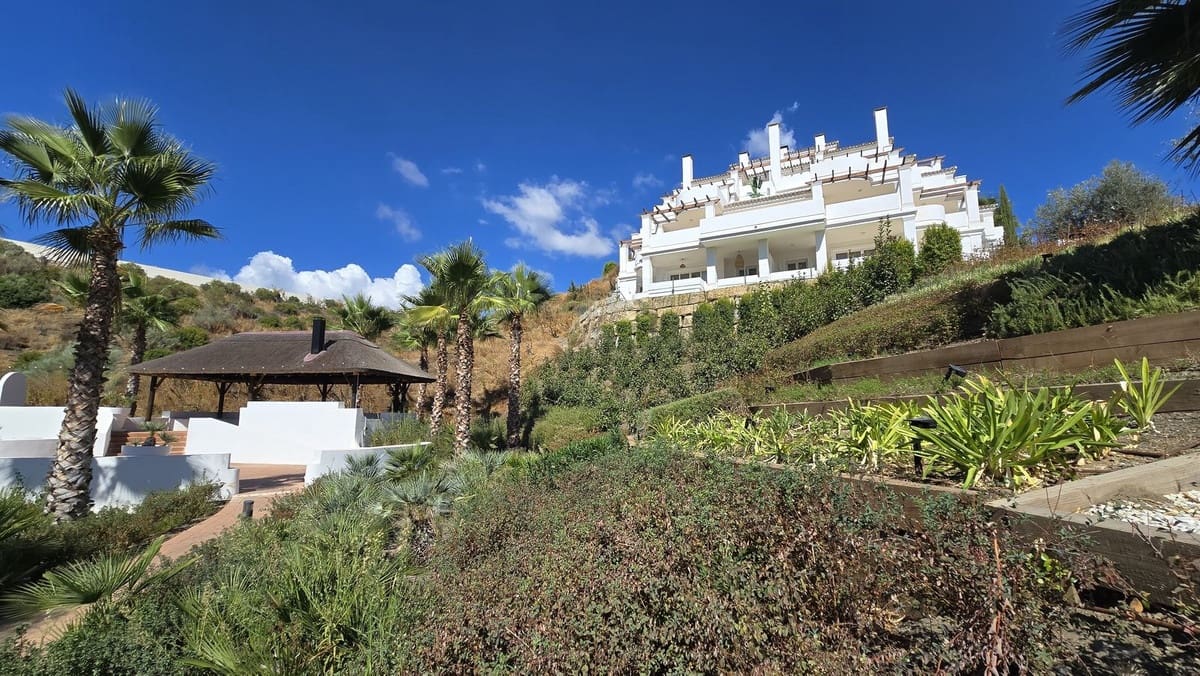 2 bedroom Apartment for sale in Nueva Andalucia with pool garage - € 530,000 (Ref: 9509638)