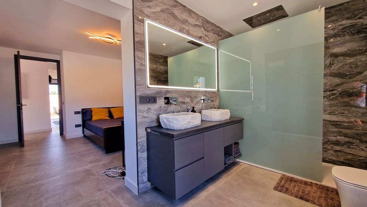 3 bedroom Villa for sale in Marbella with pool garage - € 2,450,000 (Ref: 9509640)