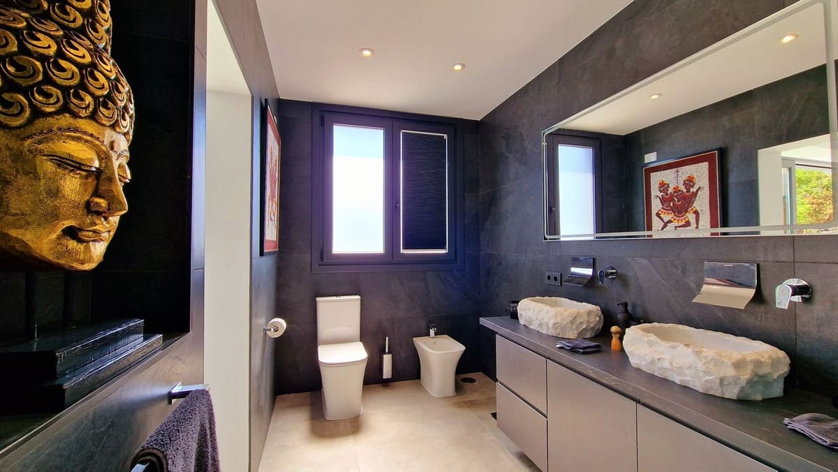 3 bedroom Villa for sale in Marbella with pool garage - € 2,450,000 (Ref: 9509640)