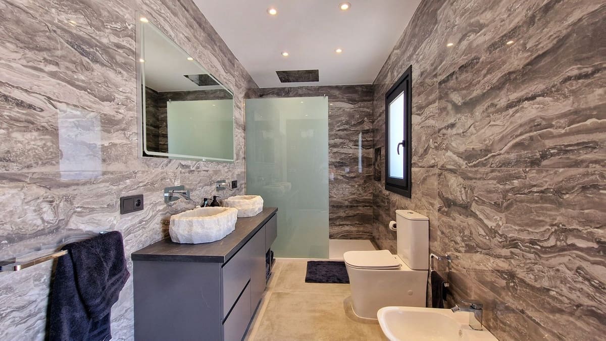 3 bedroom Villa for sale in Marbella with pool garage - € 2,450,000 (Ref: 9509640)