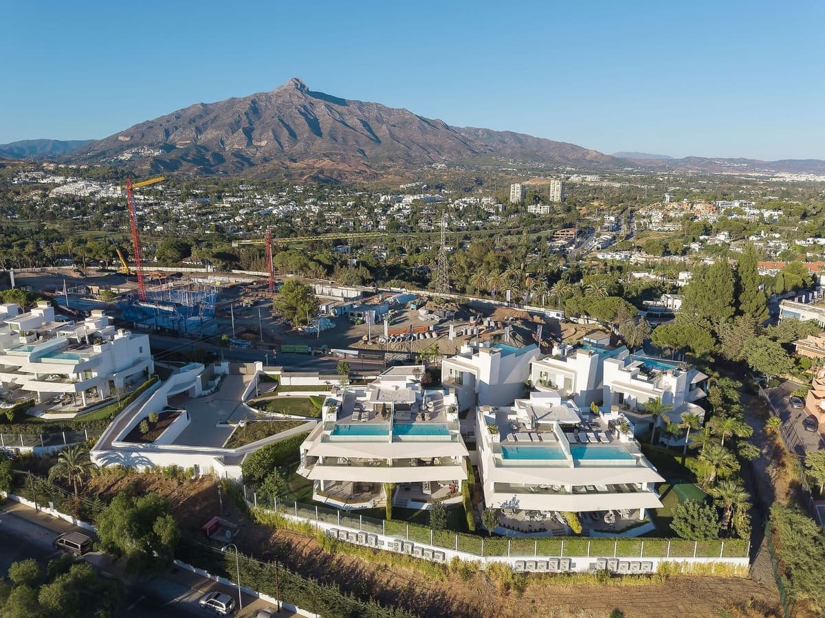 4 slaapkamer Halfvrijstaande villa te koop in Nueva Andalucia met zwembad garage - € 4.650.000 (Ref: 9509654)