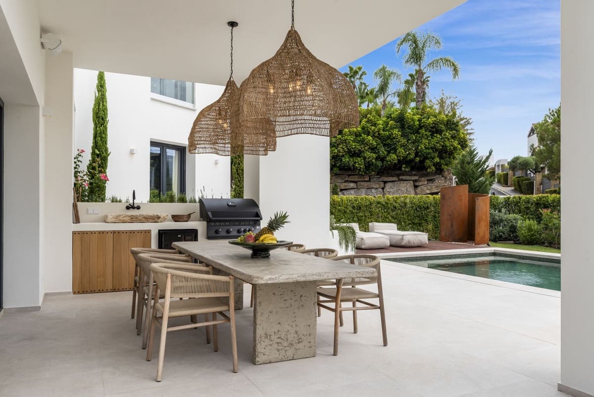 4 bedroom Villa for sale in Benahavis with pool garage - € 3,650,000 (Ref: 9509663)