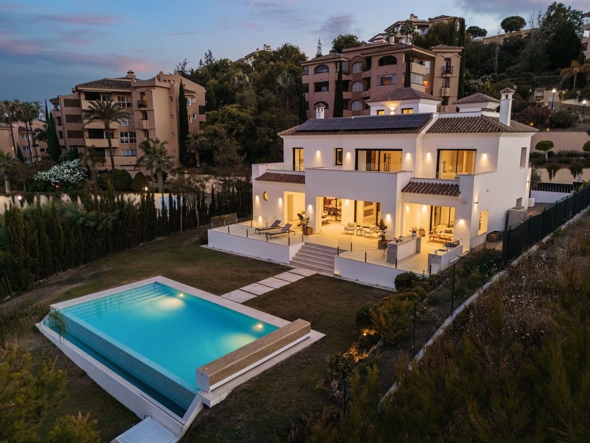 5 bedroom Villa for sale in Elviria with pool garage - € 3,200,000 (Ref: 9509667)