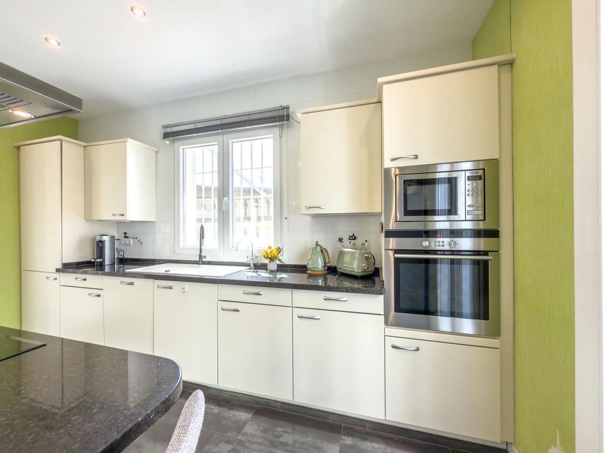 Chalet de 4 habitaciones en Marbella en venta con piscina - 999.000 € (Ref: 9528420)