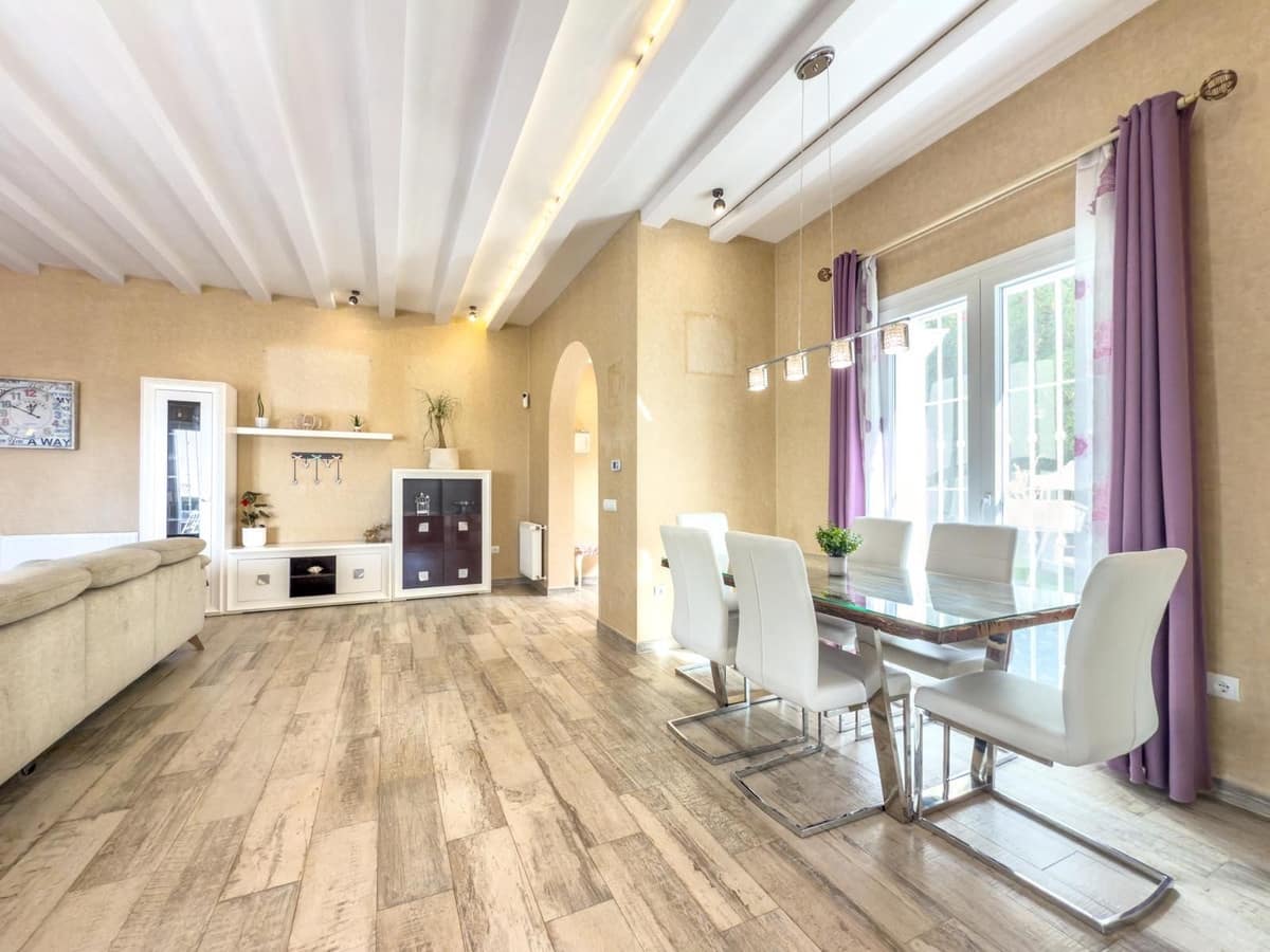 4 bedroom Villa for sale in Marbella with pool - € 999,000 (Ref: 9528420)